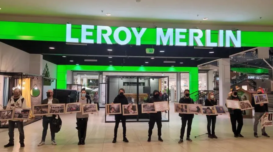 Auchan, Leroy Merlin и Decathlon: поляки начали байкотировать торговые сети, которые остались работать в России