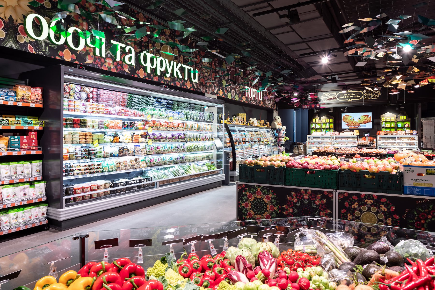 Сеть супермаркетов Сильпо раздает бесплатные продукты питания пострадавшим от войны украинцам