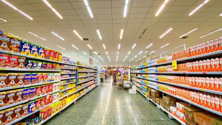 Мережа супермаркетів АТБ розповіла, чому деякі товари на полицях під час війни продаються без етикеток - today.ua