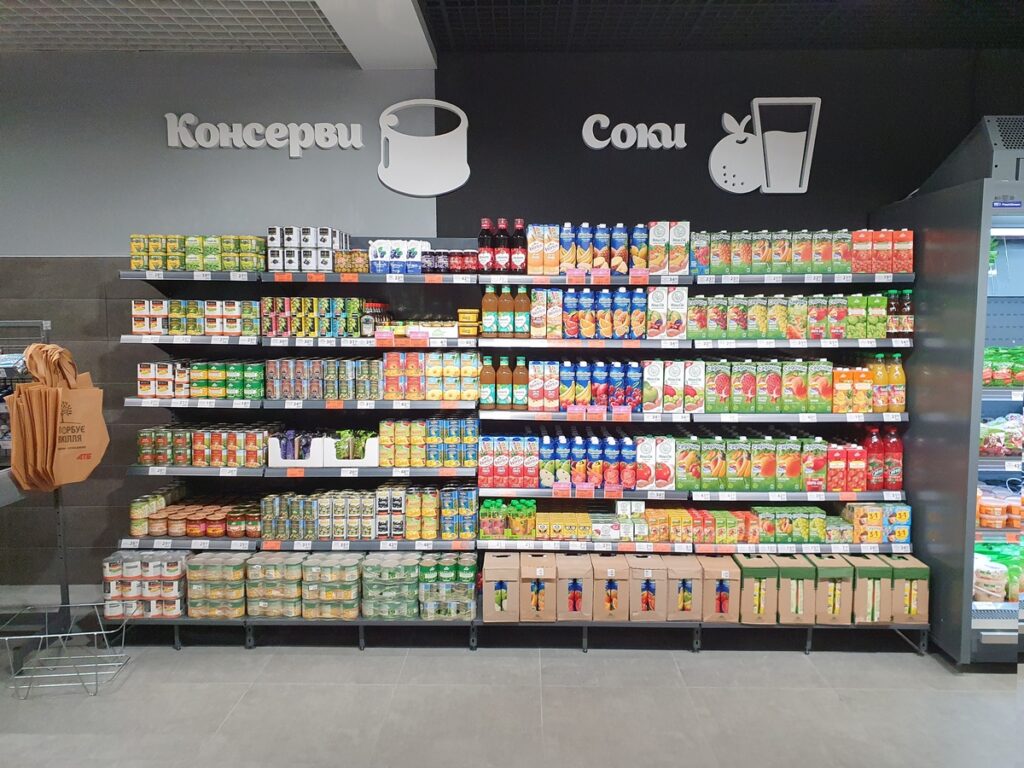 Мережа супермаркетів АТБ розповіла, чому деякі товари на полицях під час війни продаються без етикеток