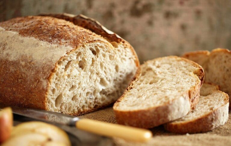 Как освежить черствый хлеб, если он засох - today.ua