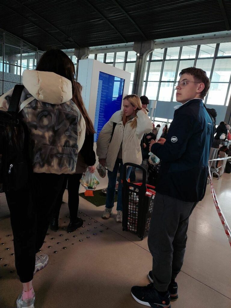 Зустрічає сім'ї на вокзалі: син Тіни Кароль допомагає українським біженцям у Польщі