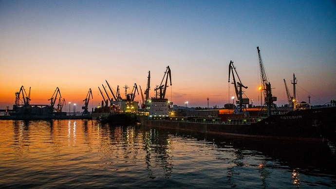 Окупанти вивозять українське зерно з порту Бердянська