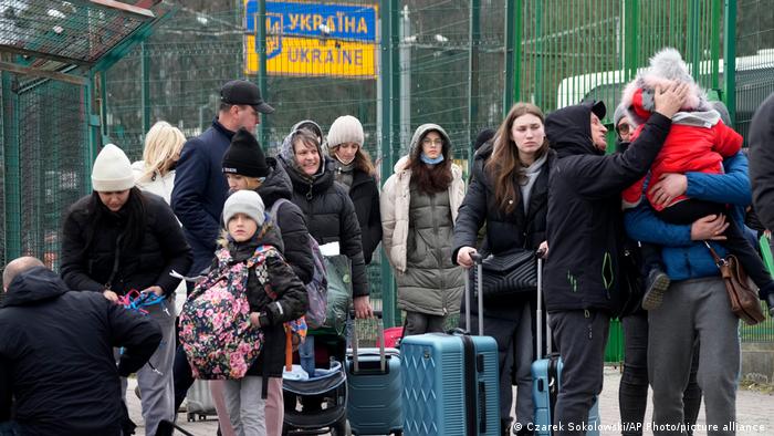 Де і як українським біженцям оформити закордонний паспорт у Європі
