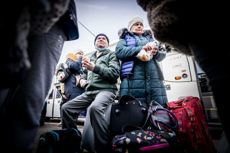 Скільки можуть перебувати у Польщі українські біженці: ухвалено новий закон - today.ua