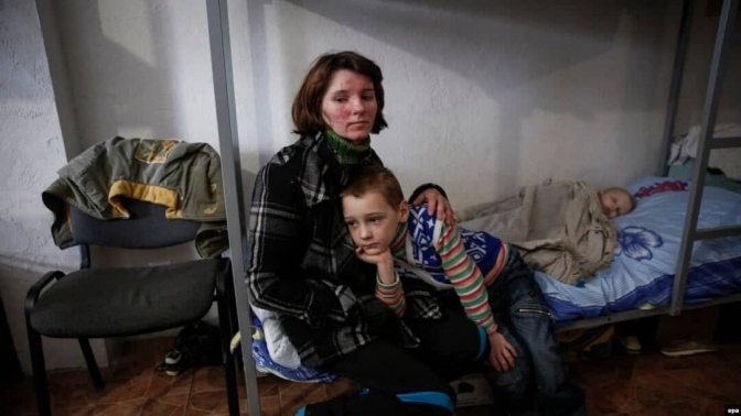 Українцям почали виплачувати допомогу по 2200 гривень: хто, де і як може отримати ці гроші