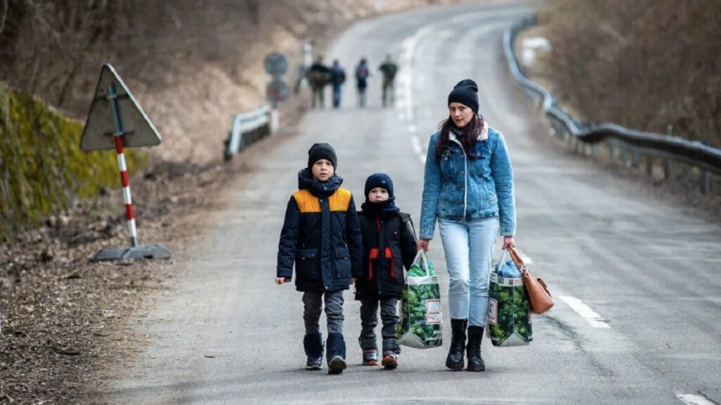 Украинцам рассказали, что им выгоднее оформить за границей: временную защиту или статус беженца