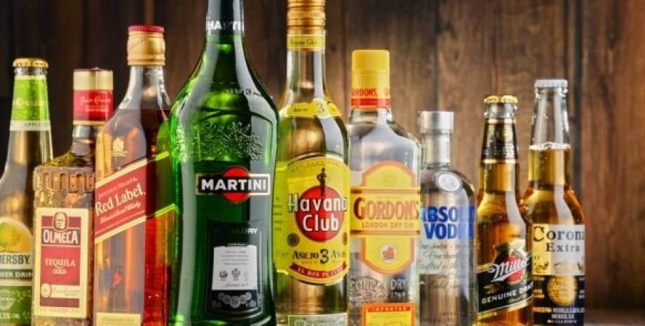 Алкоголь під час війни: незважаючи на сухий закон, в Україні можна втридорога купити спиртне “з-під поли“