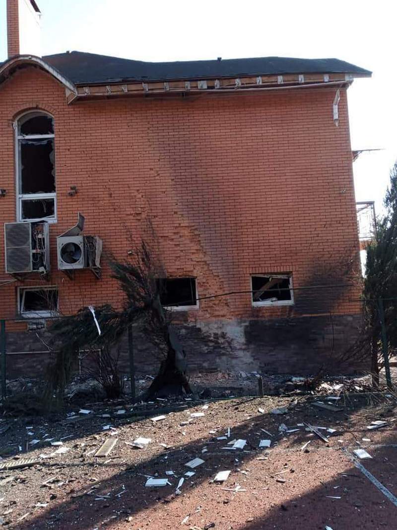 “Моя дружина плакала“: Ігор Кондратюк показав фото зруйнованого снарядом будинку