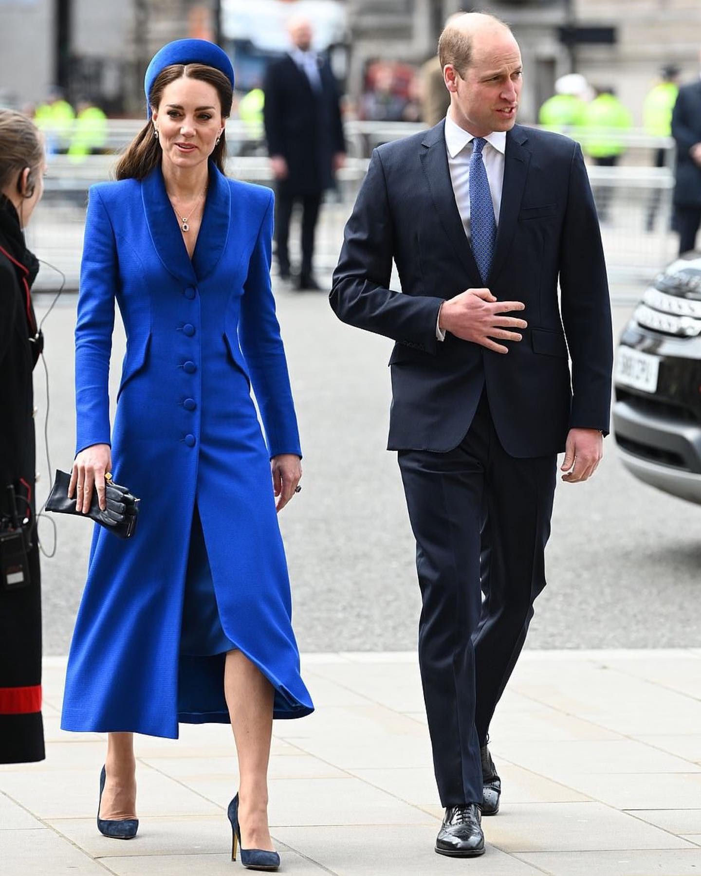 Синій їй личить: Кейт Міддлтон підкреслила струнку фігуру ідеальною сукнею-пальто