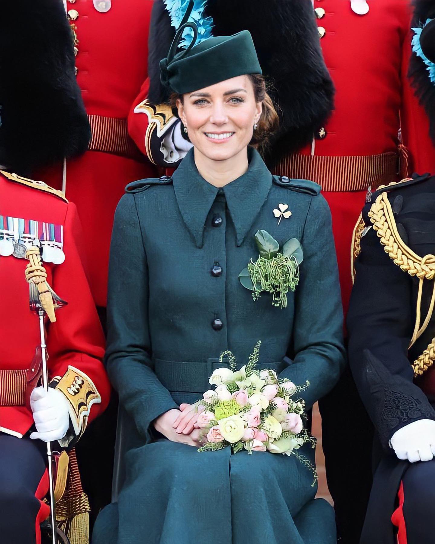 Кейт Миддлтон в пальто в военном стиле отметила День святого Патрика