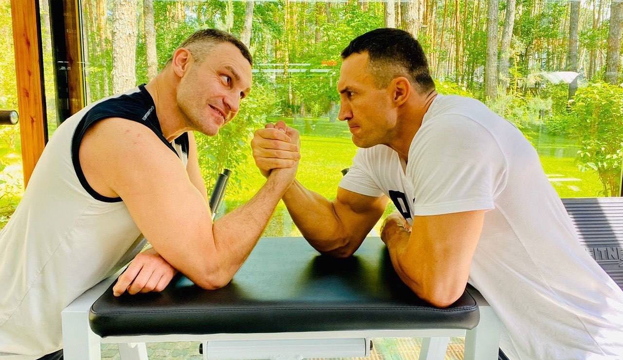 "Мама, спасибо за лучший подарок в моей жизни": Виталий Кличко мило поздравил брата с днем рождения