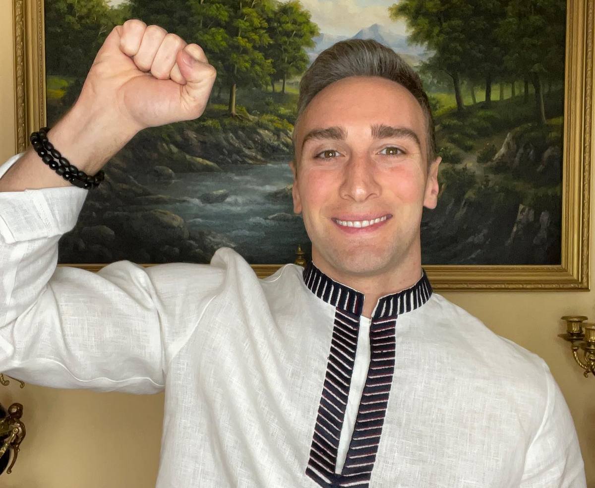 Холостяк Іраклі Макацарія показав, як сортує гуманітарну допомогу Україні у Польщі - today.ua