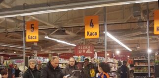 Стало известно, сколько наличных денег сняли клиенты ПриватБанка на кассах супермаркетов во время войны - today.ua