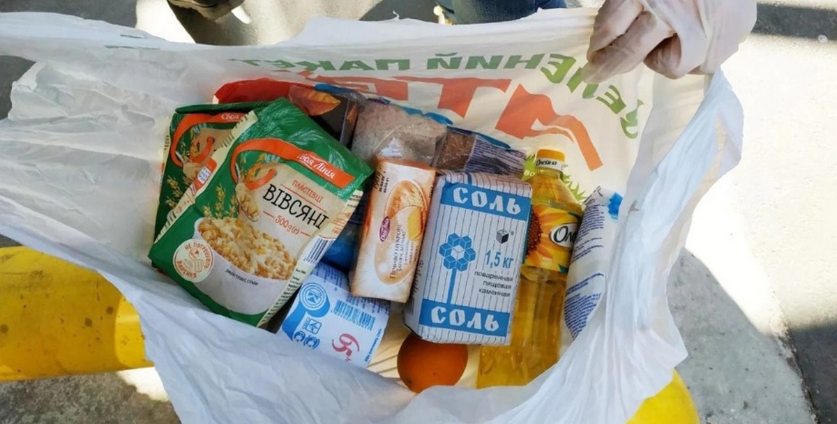Украинцы бесплатно получат набор продуктов длительного хранения: где будут раздавать гуманитарную помощь