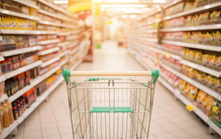 Яйца, хлеб, подсолнечное масло: торговые сети подняли цены на продукты первой необходимости - today.ua