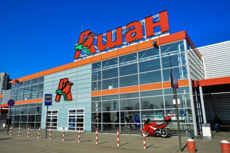 Auchan, Leroy Merlin та Decathlon: поляки почали бойкотувати торгові мережі, які залишилися працювати в Росії - today.ua