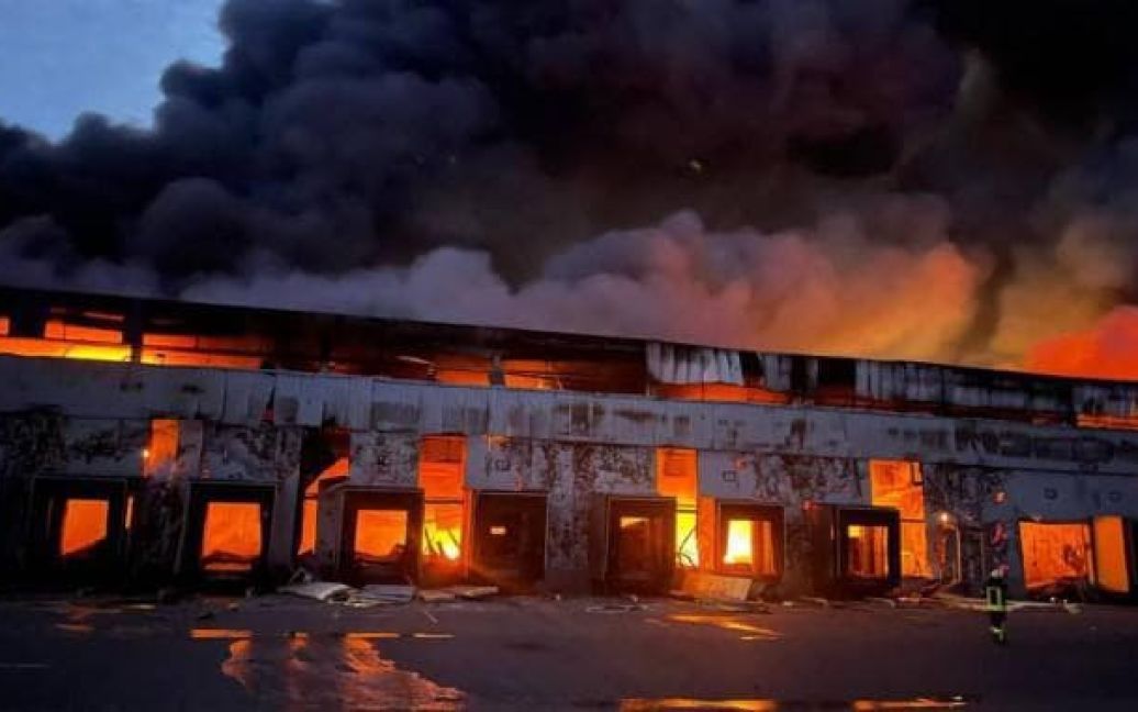Сгорела “Наша Ряба“: под Киевом ракетой уничтожен крупнейший в Украине склад с замороженными продуктами