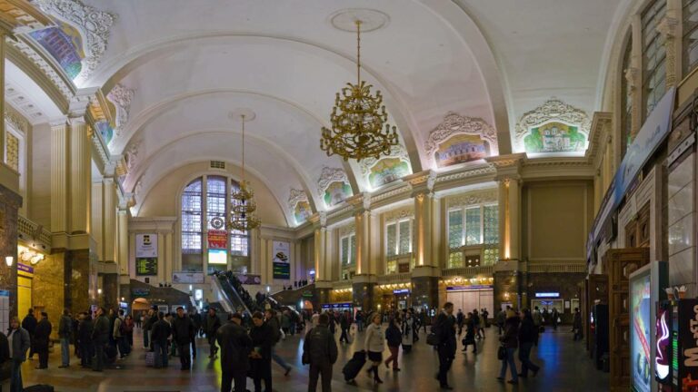 Укрзалізниця запустила додаткові евакуаційні потяги: графік на 3 березня - today.ua
