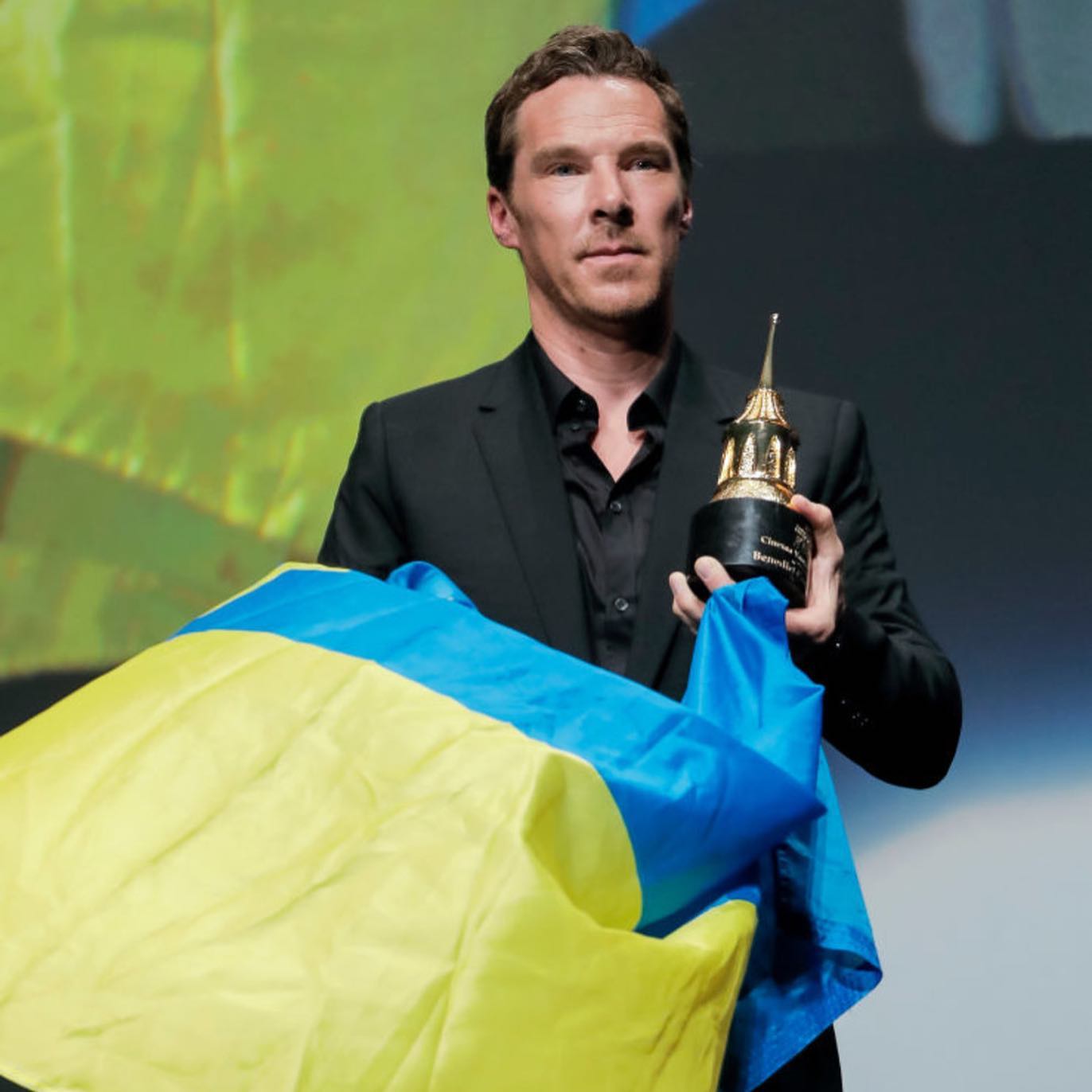 Бенедикт Камбербэтч поднял флаг Украины на кинофестивале в Санта-Барбаре