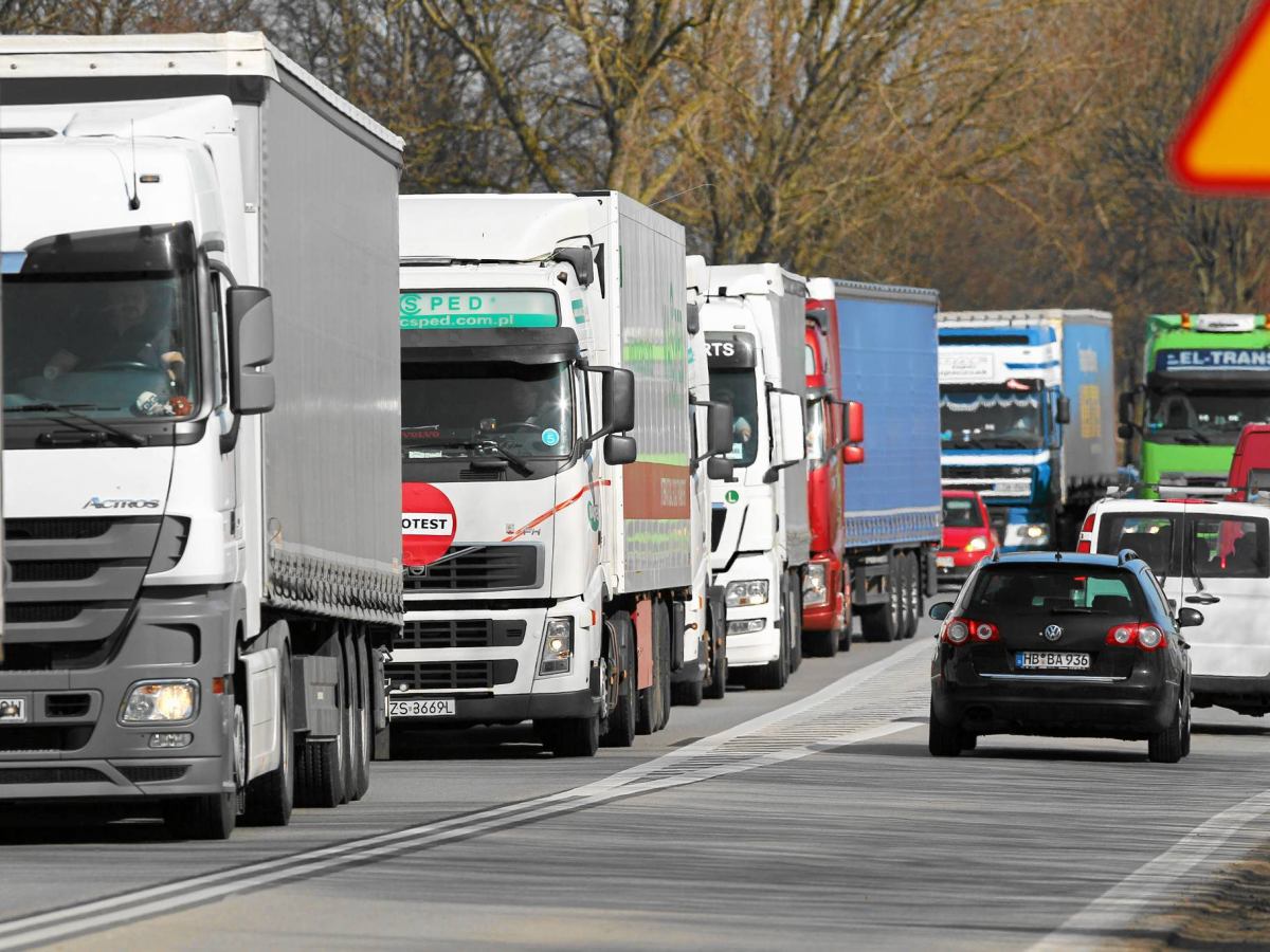 Польща та Прибалтика зупинять автомобільне сполучення з Росією