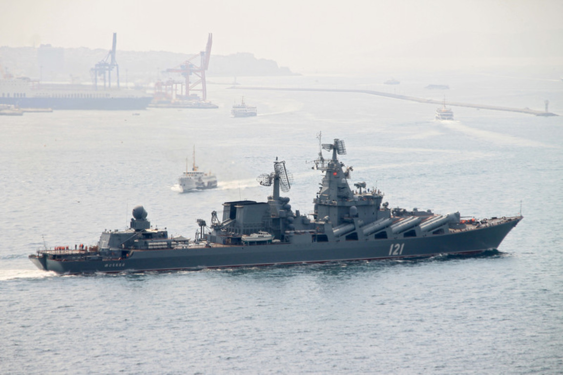 Підбитий крейсер “Москва“ затонув у Чорному морі – Арестович