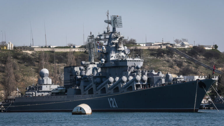 Підбитий крейсер “Москва“ затонув у Чорному морі – Арестович - today.ua