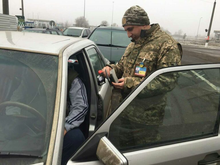 Кабмін спростив виїзд за кордон деяким українцям: кого пропускають без черг - today.ua