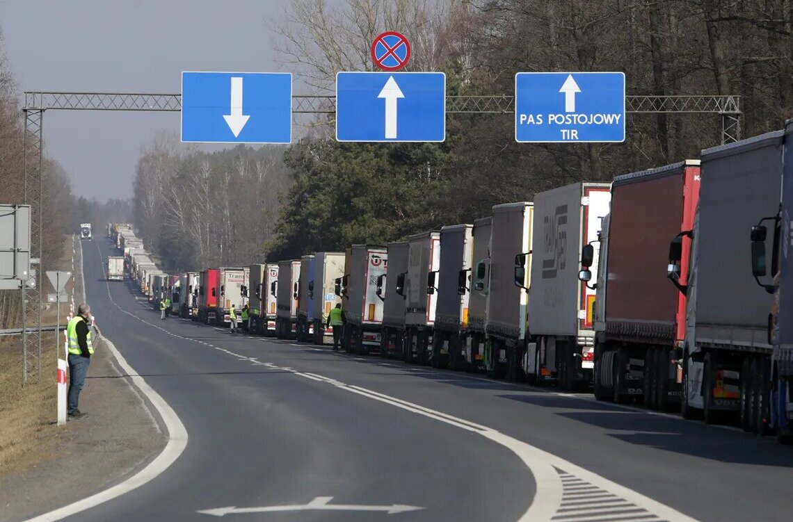Польща та Прибалтика зупинять автомобільне сполучення з Росією