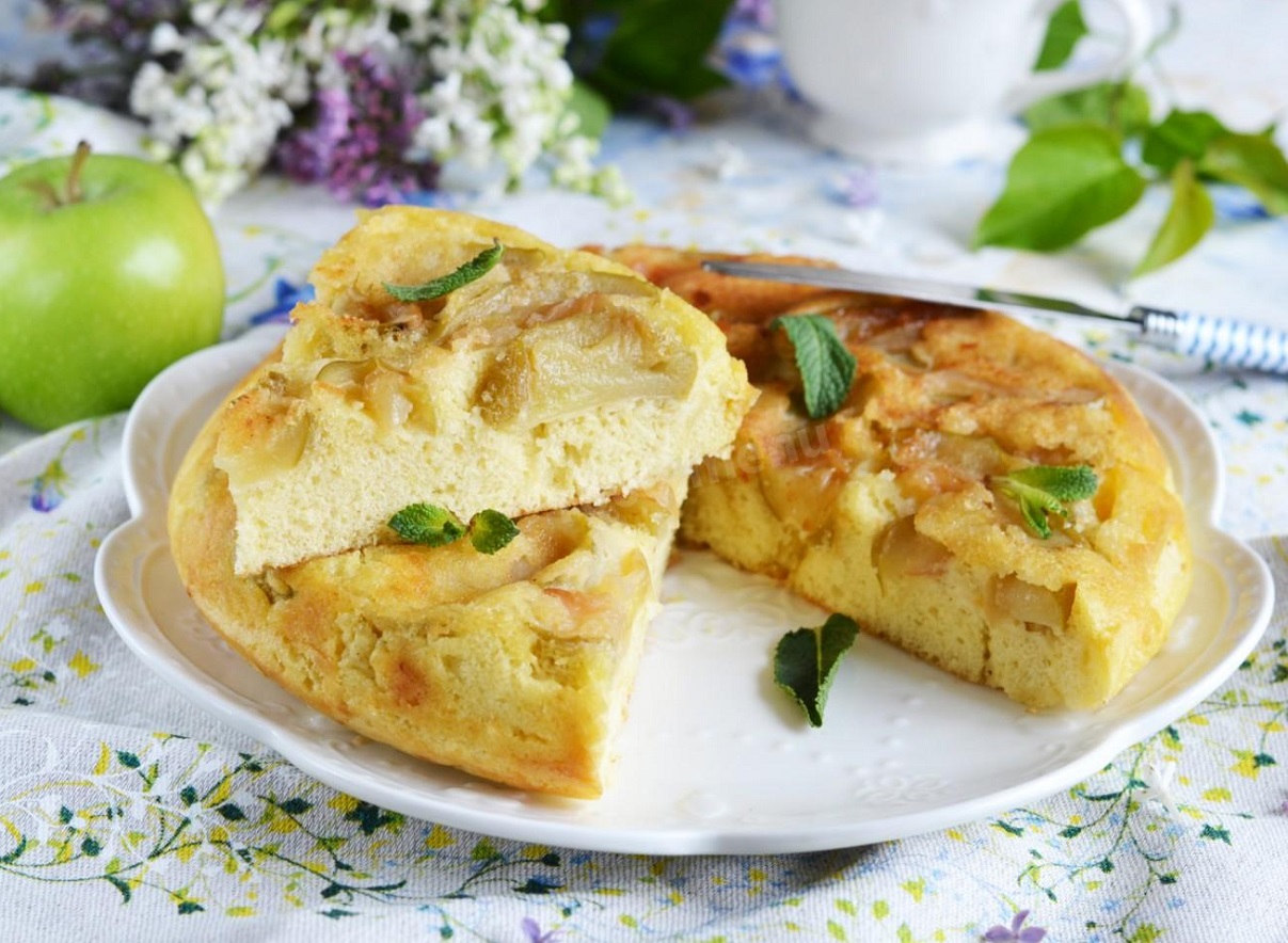 Шарлотка на сковороде за 15 минут: самый простой рецепт вкусной выпечки на скорую руку