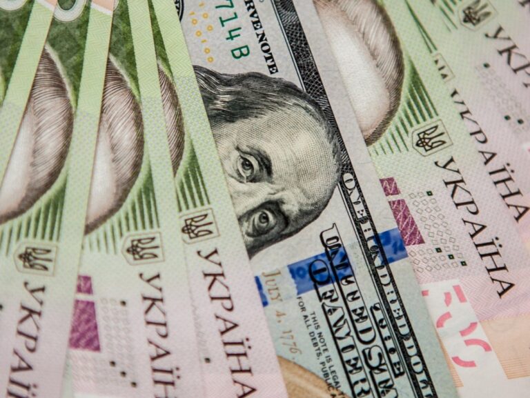 В Украине изменился курс доллара в банках и на черном рынке - today.ua