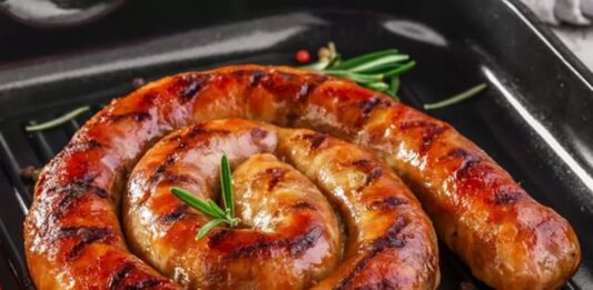 Домашняя колбаса к Пасхе: бюджетный рецепт мясной закуски на праздничный стол - today.ua