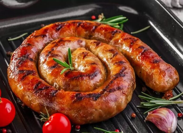Домашня ковбаса до Великодня: бюджетний рецепт м'ясної закуски на святковий стіл - today.ua
