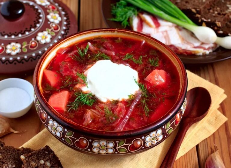 Червоний борщ у мікрохвильовій печі: рецепт смачного обіду за 30 хвилин - today.ua