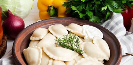 Тесто для вареников за семь минут: какие ингредиенты улучшат вкус готового блюда - today.ua