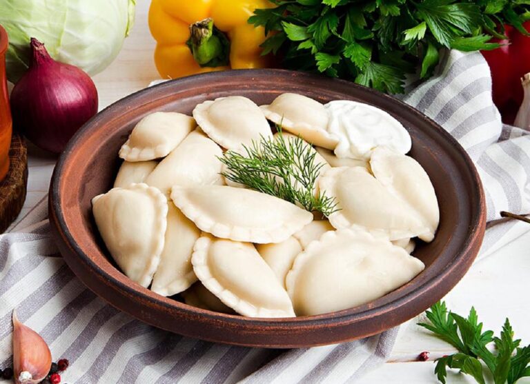 Тесто для вареников за семь минут: какие ингредиенты улучшат вкус готового блюда - today.ua