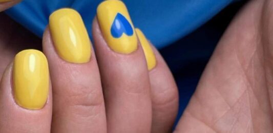 Маникюр в патриотичных тонах: новые идеи для самого актуального дизайна ногтей - today.ua