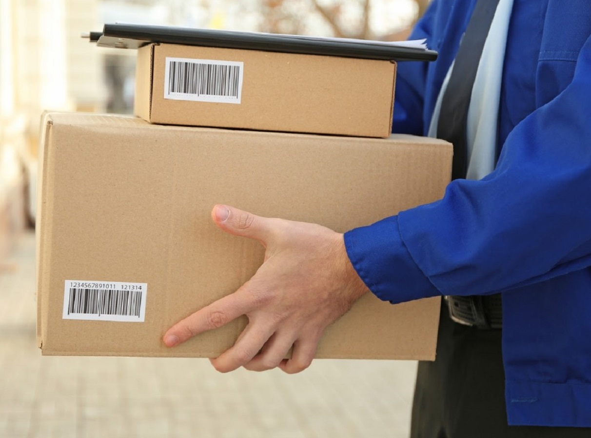 Укрпошта та Нова пошта знизили вартість посилок з України до країн ЄС до 80%