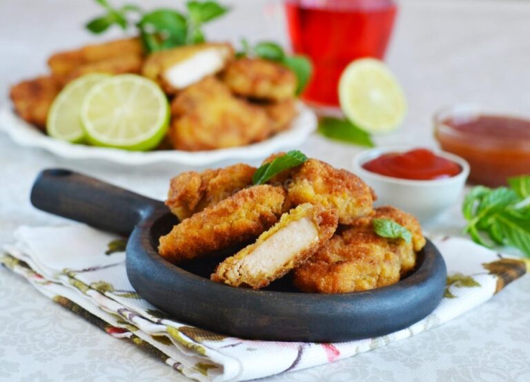 Хрумкі нагетси з курячого м'яса на сковороді: простий рецепт бюджетної страви для всієї родини - today.ua