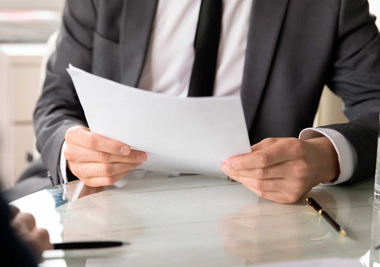 Украинцы будут работать без зарплаты и праздников: изменения в трудовом законодательстве на время военного положения