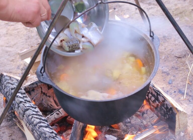 Густий суп на багатті із замороженими овочами: рецепт ситної страви на випадок, якщо надовго вимкнули світло - today.ua