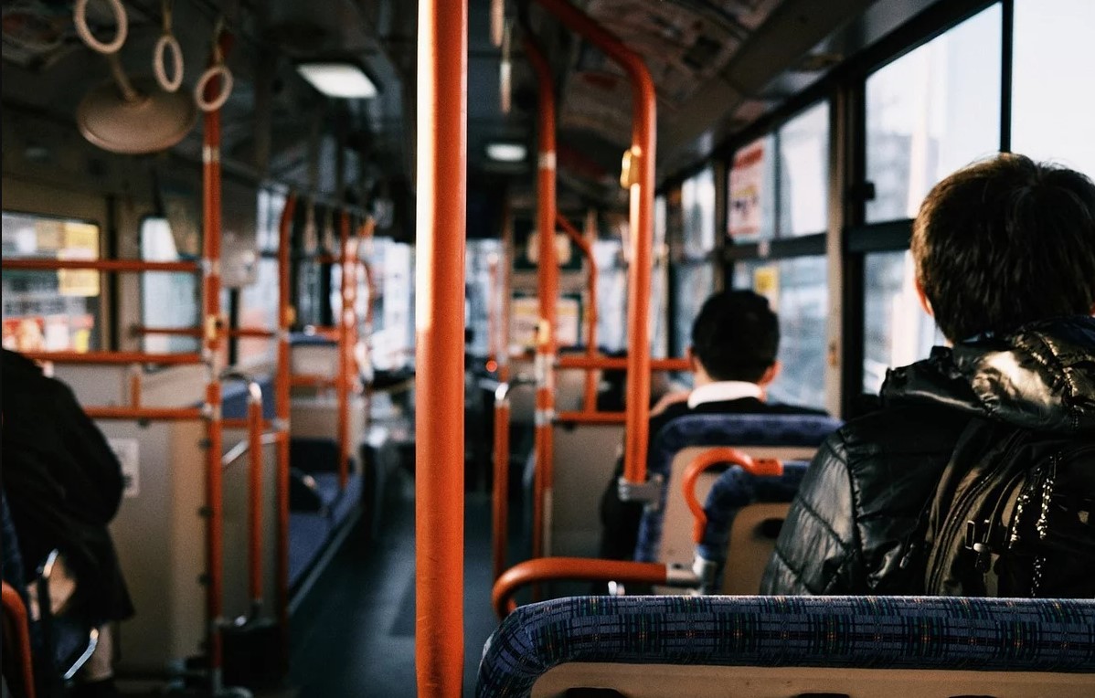 Бесплатный проезд в общественном транспорте: украинцам напомнили, для кого действуют льготы