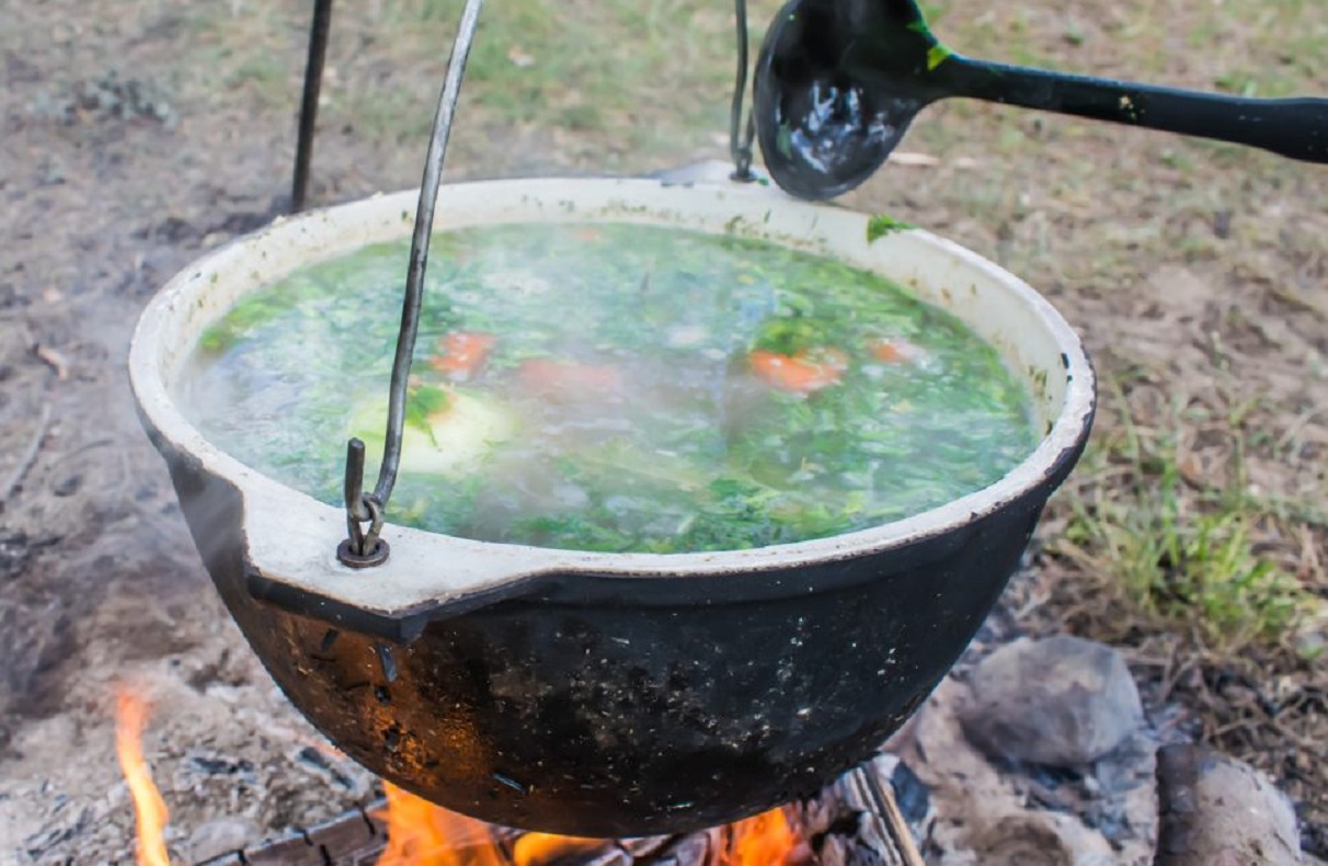 Густой суп на костре с замороженными овощами: рецепт сытного блюда на случай, если надолго выключили свет
