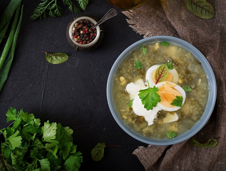 Зеленый борщ с крапивой и яйцом: рецепт полезного и вкусного блюда для всей семьи - today.ua