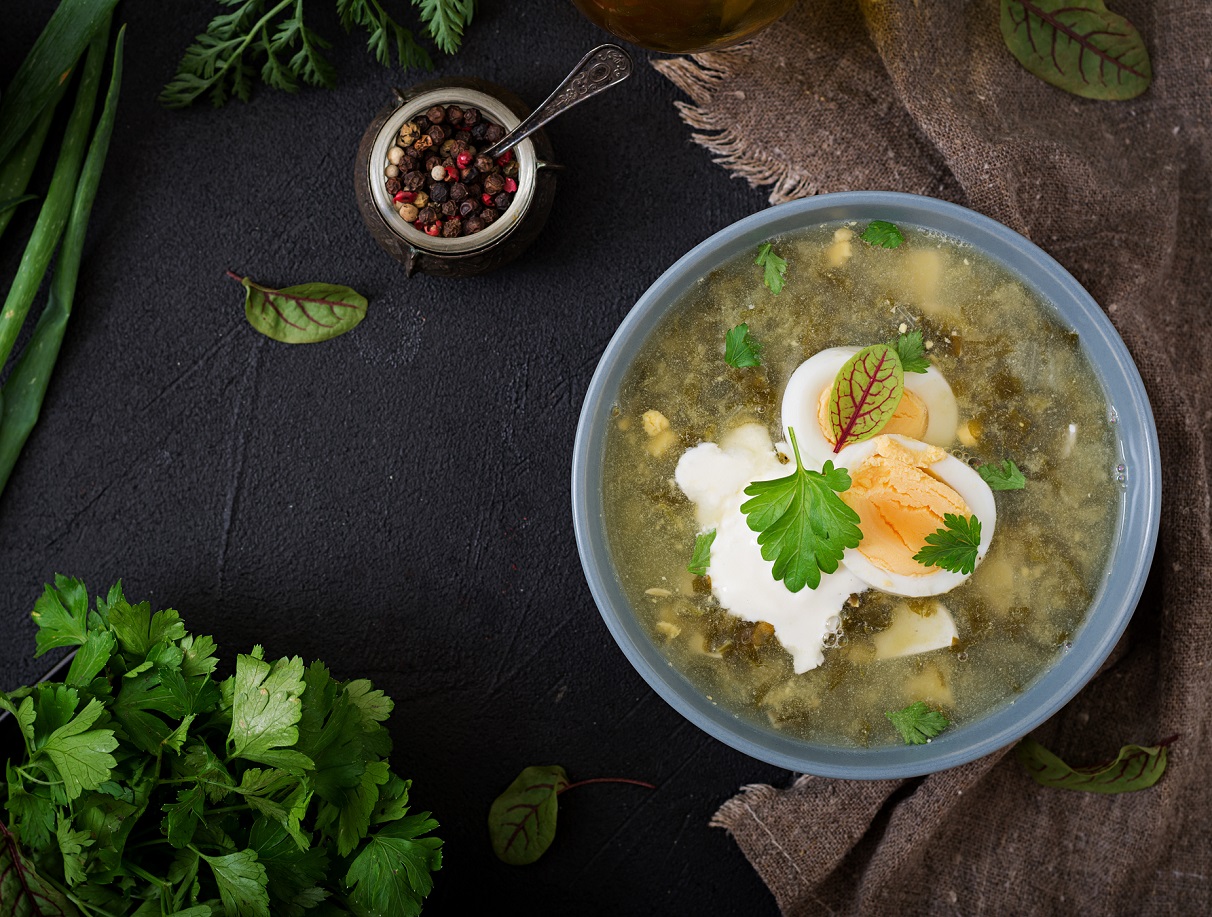 Зеленый борщ с крапивой и яйцом: рецепт - Today.ua