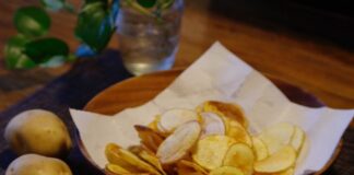 Чіпси з картоплі в духовці або мікрохвильовій печі: рецепт хрусткої закуски за п'ять хвилин - today.ua