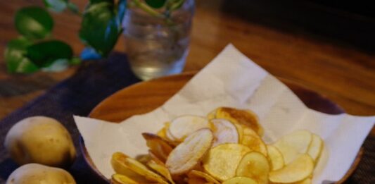 Чипсы из картофеля в духовке или микроволновке: рецепт хрустящей закуски за пять минут - today.ua