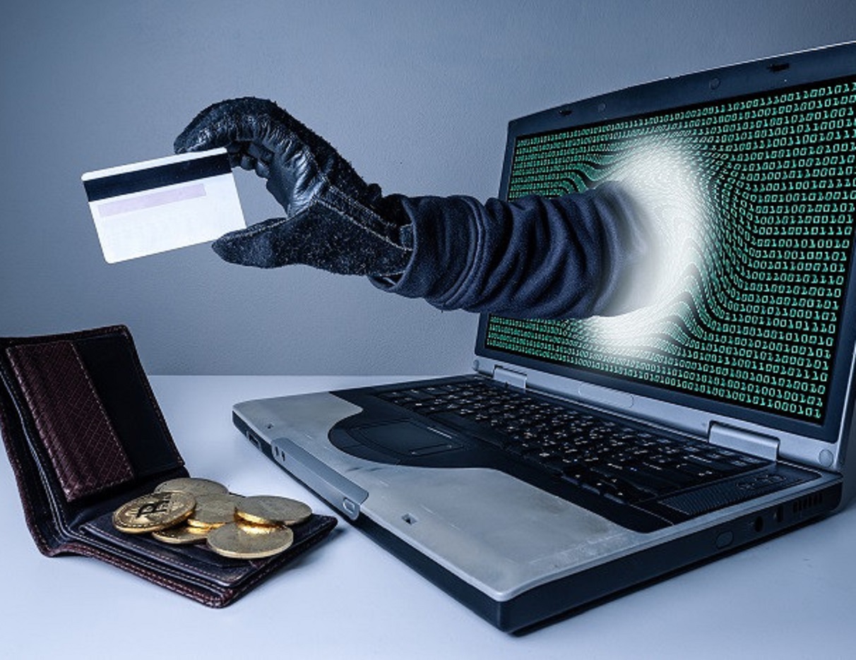 Аферисты через ПриватБанк и Ощадбанк наживаются на беженцах: самые опасные схемы обмана