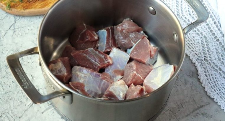 Як правильно варити м'ясо, щоб воно вийшло соковитим і тануло у роті