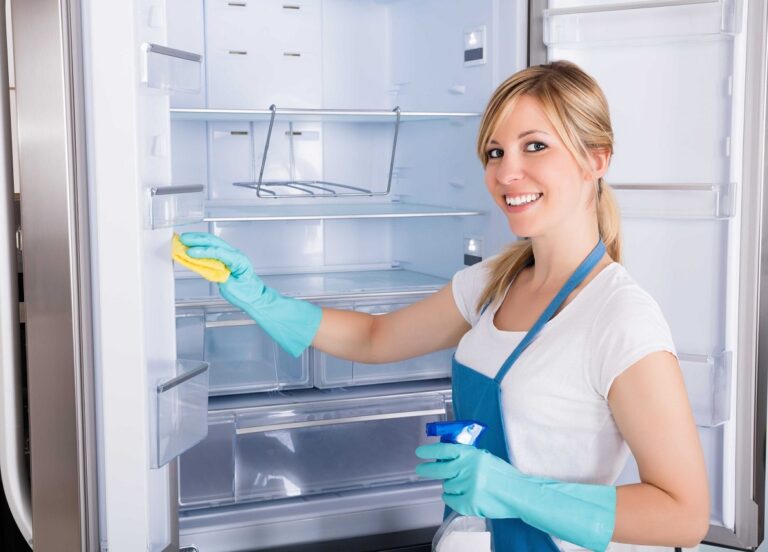 Три подручных средства, которые помогут быстро убрать неприятный запах в холодильнике - today.ua